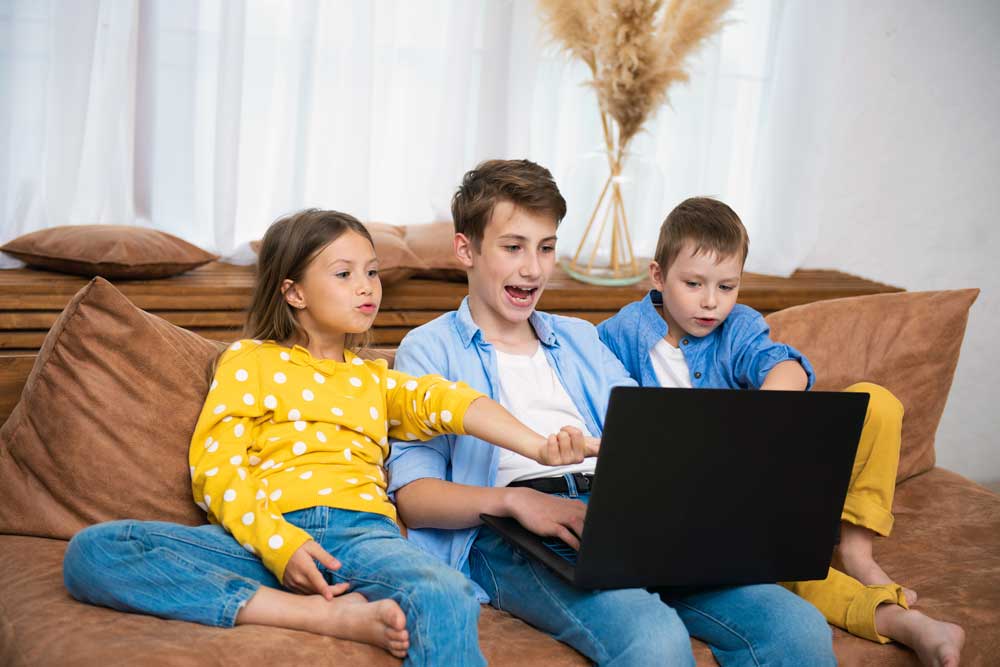 happy-children-kids-having-fun-using-laptop-togeth